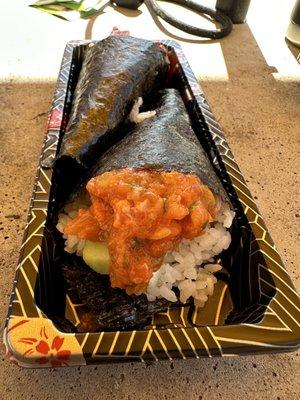 Spicy salmon handroll