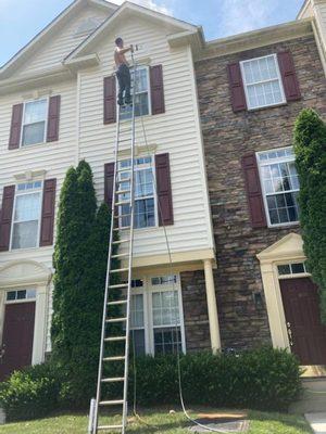 Pressure Washing a tall Vinyl Townhome