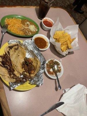 3 tacos de asada con frijoles y arroz rojo