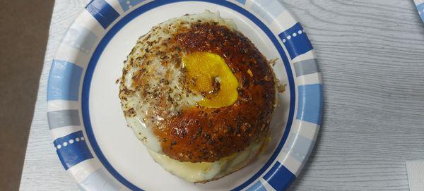 Baked egg breakfast bagle