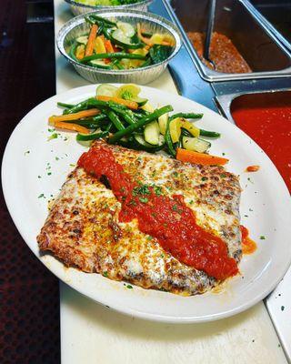 Pollo allá parmesano pollo empanizado con tomate y queso mozzarela gratinado