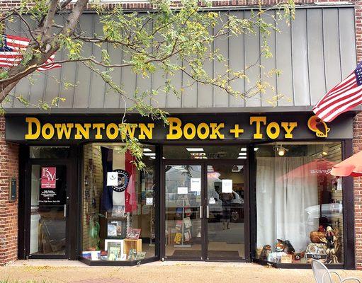 Locally owned & operated bookstore in the heart of Jefferson City, MO