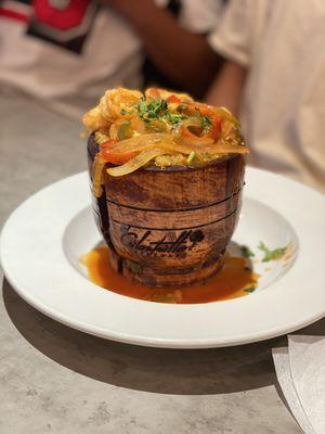 Mofongo con camarones en salsa criolla.