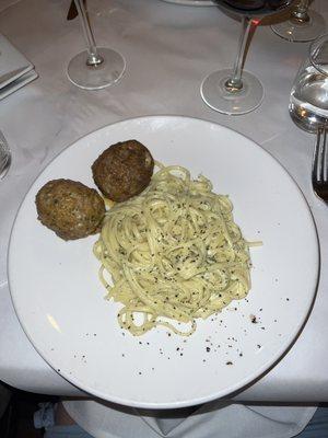 Linguine pesto with meatballs