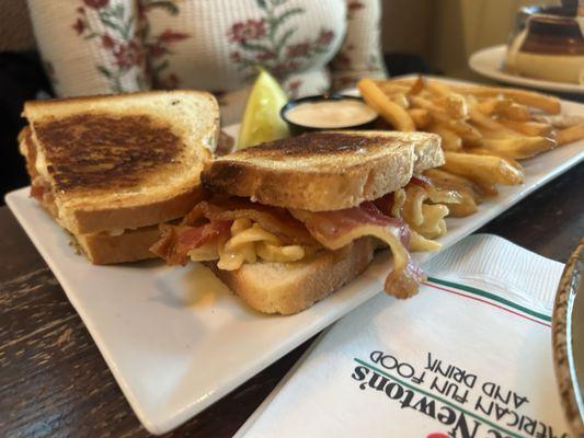 Bacon mac and cheese grilled cheese