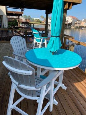 4 bar height chairs, 1 table, 1 bar stool.