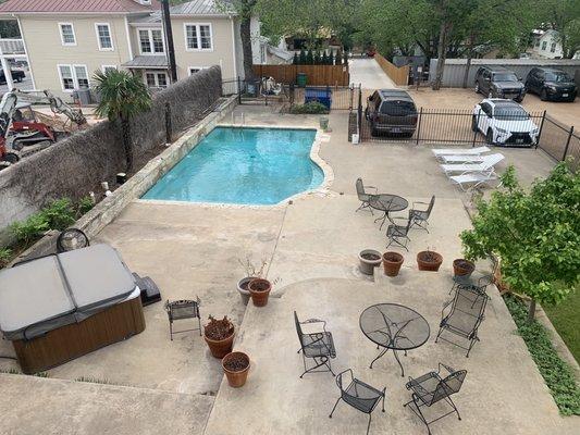 Nice jacuzzi and pool in back