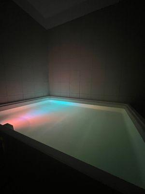 Open float tub