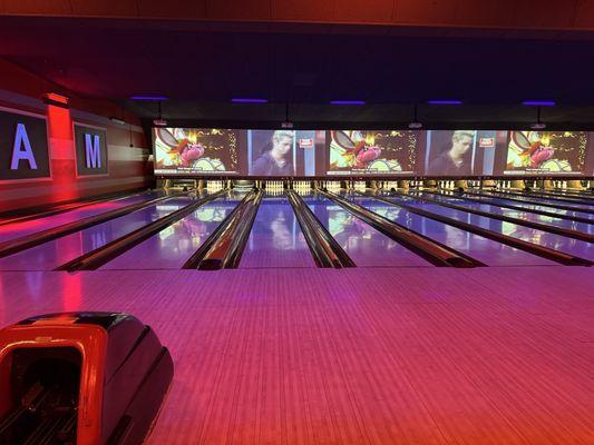 Completely dark at 6:30 PM on a Monday. Unless you're coming to party and dance, avoid this bowling alley.