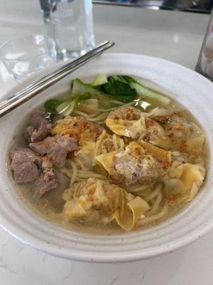 Wantons with egg noodles and spicy pork