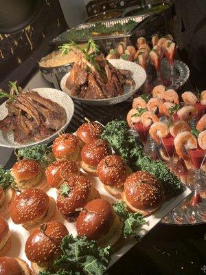 Offering catering packages in small plates to go