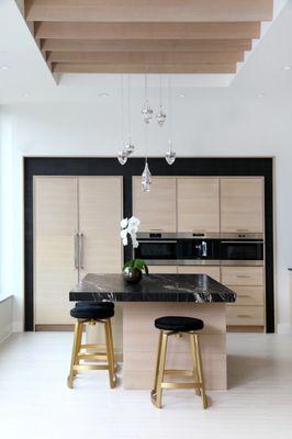 Rift cut oak in all its natural beauty combine with striking dark tones to create a one-of-a-kind modern kitchen.