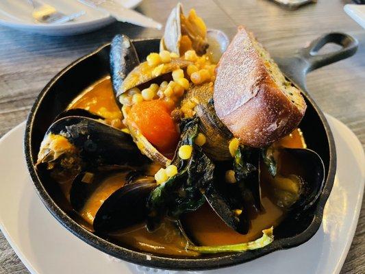 SAUTEED MANILA CLAMS AND MUSSELS