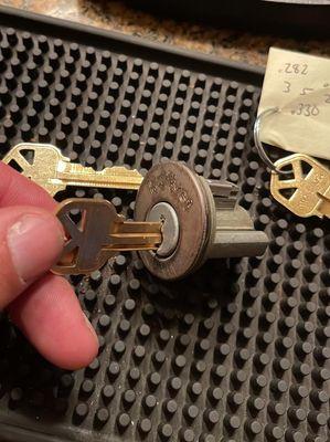 Rekeying door lock cylinder