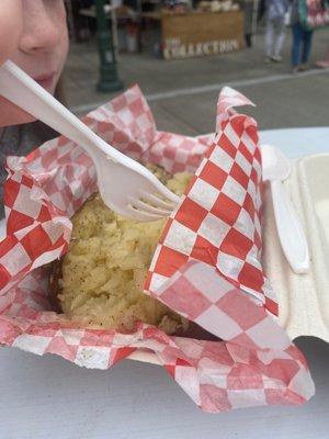 Delicious baked potato. My daughter had a plain butter baked potato and her eyes popped. It was delicious!