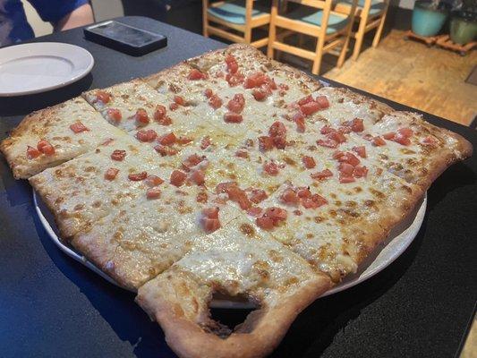 White pizza +tomatoes