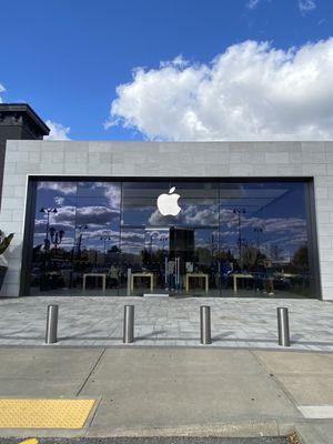 Outside the Apple store (Saturday, 26 October 2024)