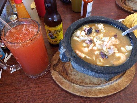 Molcajete de Aguachiles y una Pacífico al lado