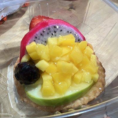 Gorgeous and delicious fresh fruit tart on a custard filled soft shortbread cookie crust. A M A Z I N G!!