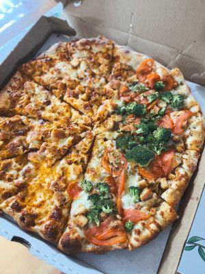 Half buffalo chicken and half chicken, tomato and broccoli with garlic sauce