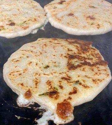 Pupusas de queso con loroco