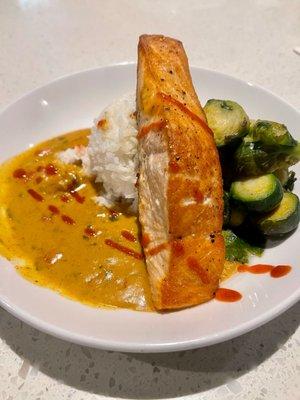 Salmon, steamed rice and veggies with Thai-Curry sauce