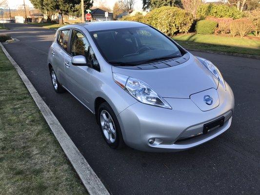 2015 silver Nissan Leaf SV