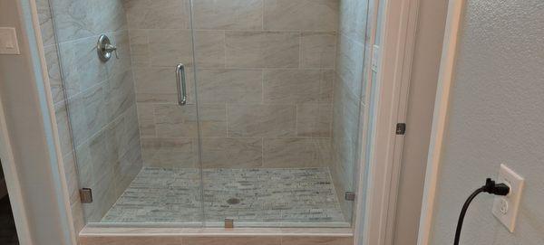 Frameless shower