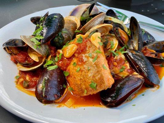 Roasted salmon with mussels and clams on linguini with a choice of red sauce or cheese sauce.