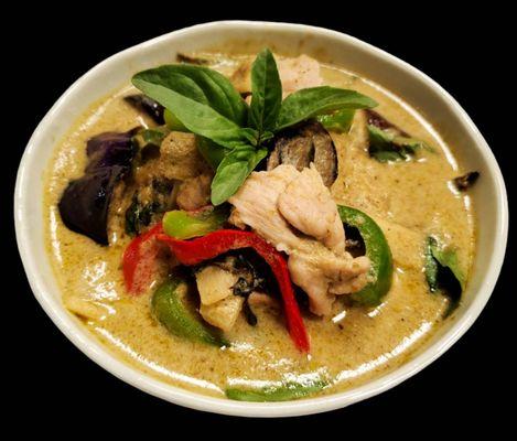 Green curry paste in coconut milk with choice of meat, bamboo shoots, eggplant, bell peppers and basil leaves.