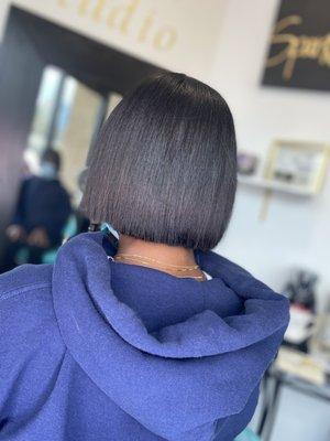 Silk press cut into a bob

Book: B. Silky Experience x Trim (cut)

The B. Elayne Studio