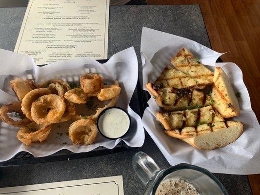 Onion rings and garlic bread basket appetizers