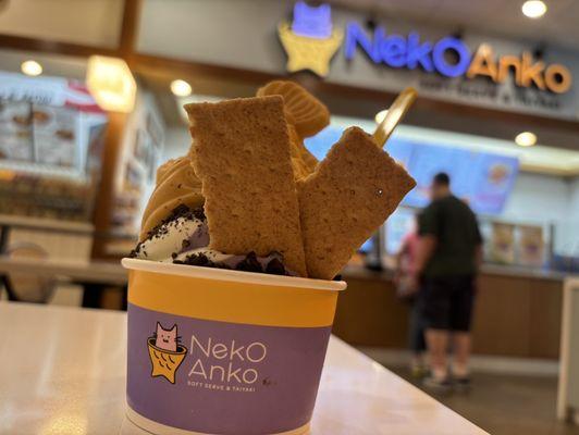 Soft serve with taiyaki, graham cracker and oreo toppings