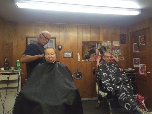 Great place to get a haircut and a shave and hear some great stories. Alan and his daughter do great job. Alan is former Marine and Army!