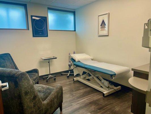 Luna: Acupuncture and Physical Exam Room