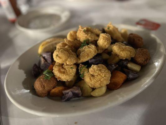 Fried Gulf Shrimp Plate- fresh shrimp and wayyyyyyy too many semi fried potato pieces