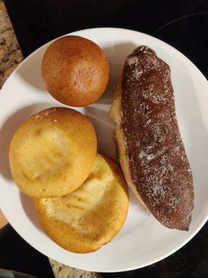 2 pan de bono ($2.50) Buñuelo ($2) Churro con arequipe ($4)