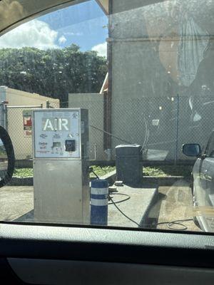 Thankfully this hele in Haleiwa is the only station with air and vacuum. Bonus they take credit card so no need coins.