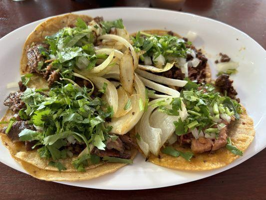 Tacos de cabeza, carnitas, chorizo y birria