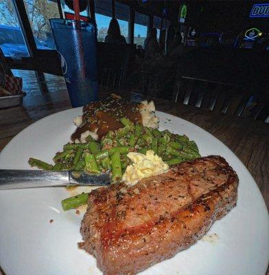 Steak, green beans and mashed potatoes