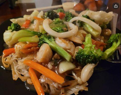 46 - Pan fried rice noodles with seafood (another person's Yelp photo, not how they made mine)