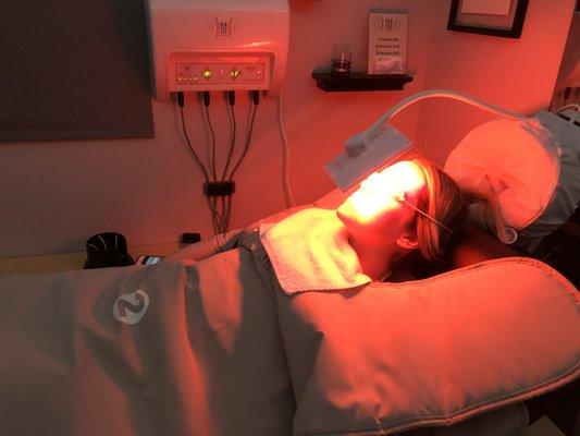 Introducing red light therapy for collagen boosting, skin rejuvenation and tightening. Free with infrared weight loss Body Wrap package.