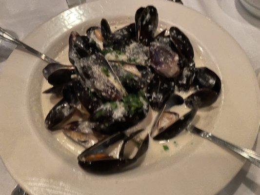 Mussels in white wine garlic cream sauce