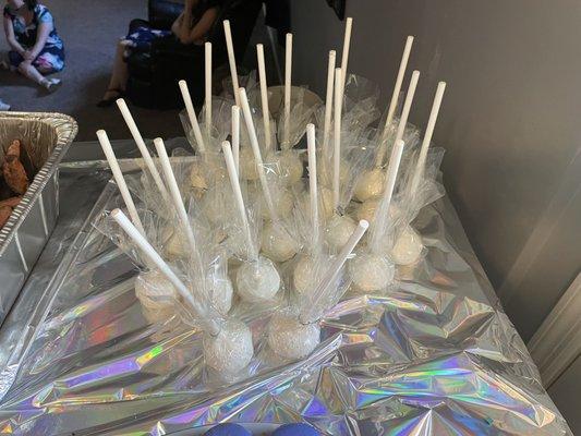 Vanilla and chocolate cake pops!!