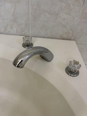 Fixed stoppers to bathtub