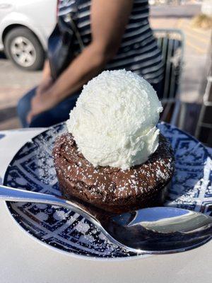 Brownie sundae with vanilla