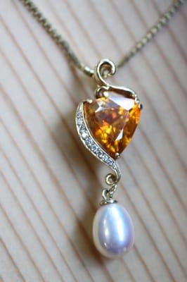 Sphelelite, diamond and pearl pendant