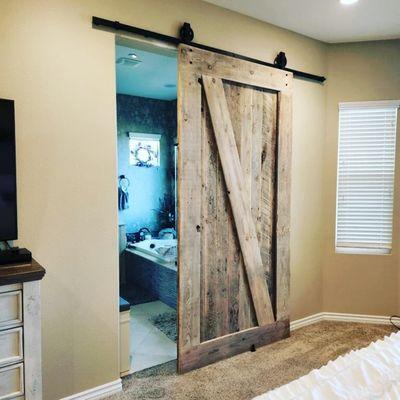 Reclaimed pine wood barndoor