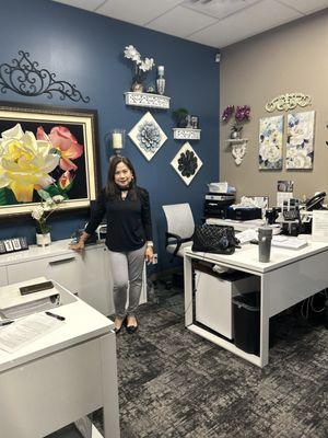 Evelyn and her cute office. She rocks!