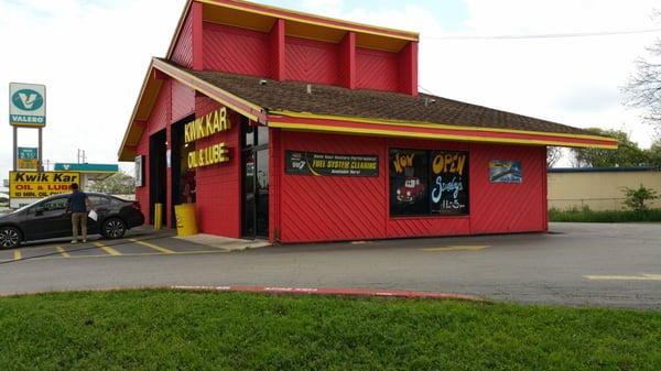 Kwik Kar Front of Building in San Marcos, TX